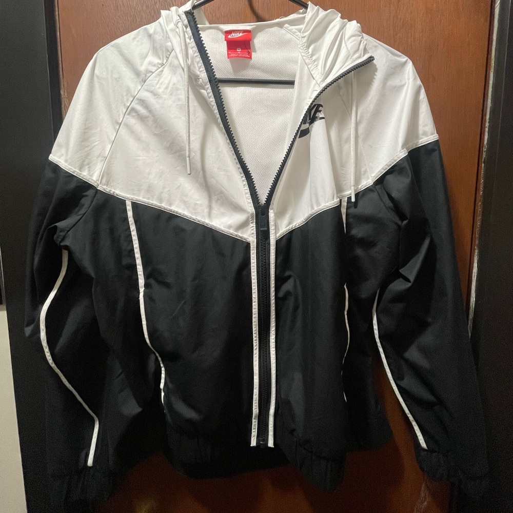 Women’s Medium Black and White Nike Lightweight Wind Breaker Jacket